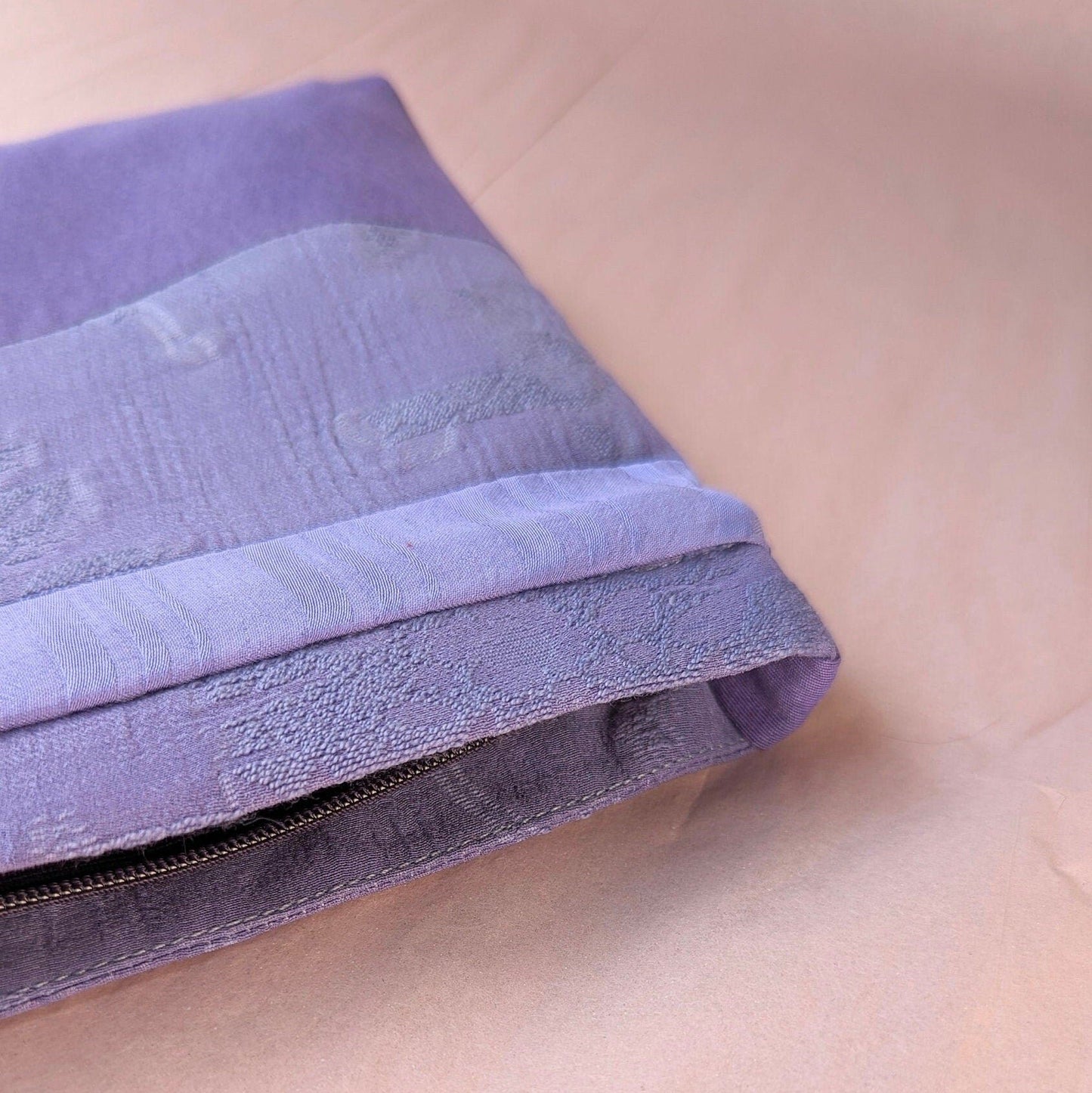 This image shows one corner of the purse. You can see that the zip is set into a lip so it is not visible when looking at the purse front on.